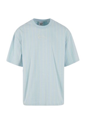 Hele sinise puuvillane T-särk lühikeste varrukatega, millel on vertikaalsed kollased triibud ja tikitud logo rinnal. Mugav lõige.