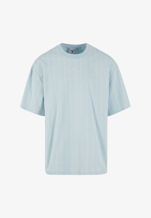 Hele sinise puuvillane T-särk lühikeste varrukatega, millel on vertikaalsed kollased triibud ja tikitud logo rinnal. Mugav lõige.