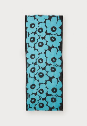 Cachecol floral com grandes flores turquesas e centros pretos sobre um fundo preto. O material parece leve, com uma textura suave.