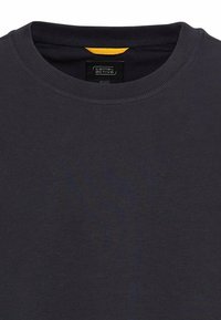 Diep donkerblauwe crewneck sweatshirt van zachte stof, met ribbels bij de halslijn en een contrasterend geel accentlabel aan de binnenkant.
