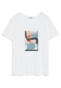Vit kortärmad t-shirt med ett abstrakt tryckt mönster i dämpade färger, med penseldrag i svart, persika, grön och blå.