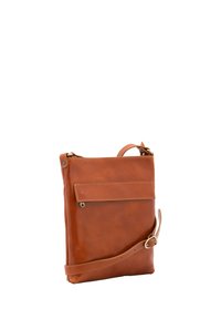 Borsa a tracolla in pelle color cuoio con una texture liscia, forma rettangolare slanciata, tracolla regolabile e tasca frontale con patta. Design minimalista.