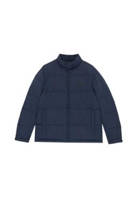 Giacca a vento in blu scuro. Presenta un colletto alto, chiusura frontale con zip e due tasche laterali. Cuciture testurizzate con un design leggero e imbottito.