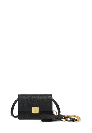 Kleine schwarze Handtasche aus strukturiertem Leder mit einer goldenen Kette und einer goldenen quadratischen Logo-Plakette auf der vorderen Klappe.