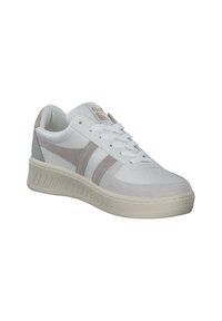 Sneaker bianco con tomaia in pelle testurizzata, dettagli in suede grigio, chiusura con lacci e suola in gomma rigata. Logo dorato sulla linguetta.