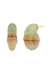 Örhängen av natursten med virvlande mönster i ljusgrön, beige och orange nyanser, med guldfärgade metallstift. Rundad, skulptural form.