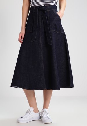 Dark denim midi skirt with a high waist, tie belt, and two side pockets. Features western-style seams and a flared silhouette.