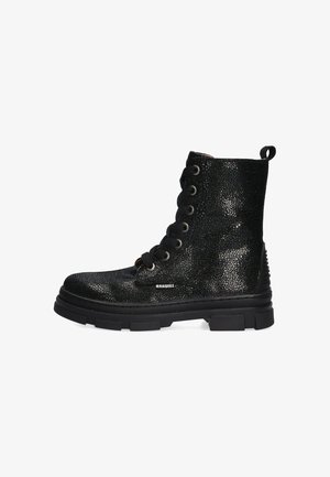 Schwarze Knöchelstiefel mit glänzender, strukturierter Oberfläche. Merkmale sind runde Schnürsenkel, Metallösen und eine klobige Gummisohle mit geripptem Akzent.
