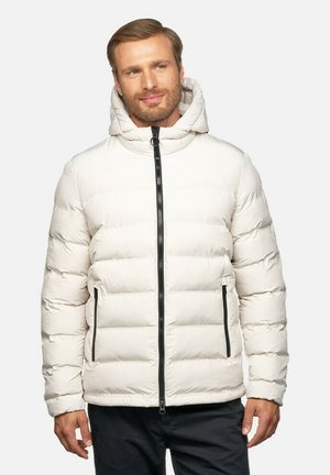 Chaqueta acolchada blanca ligera con capucha, que presenta secciones acolchadas horizontales, cierre de cremallera negra y bolsillos laterales. Textura suave.