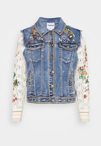 Džínová bunda s vyšívanými květinovými vzory na hrudi a rukávech, v světle modré barvě, s límcem a vzorovanými pletenými rukávy.