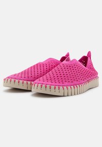Le scarpe slip-on rosa presentano una parte superiore testurizzata con ritagli circolari, una soletta beige con bordo seghettato e un design flessibile per il massimo comfort.