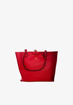 Borsa tote in pelle rossa testurizzata con due manici e un piccolo logo dorato centrato vicino alla parte superiore.
