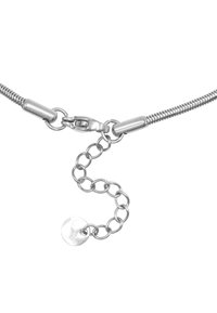 Collana in argento con catena a serpente, dotata di un sicuro gancio a moschettone, lunghezza regolabile con un ciondolo rotondo, texture liscia e design elegante.