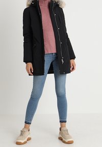 Tommy Jeans Abrigo de plumas - black