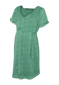Vestido verde con escote en V, mangas cortas tipo flutter y cinturón en la cintura. Presenta un patrón de puntos en una tela liviana.