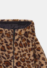 Kabát s leopardím vzorem z umělé kožešiny se zapínáním na zip, v odstínech hnědé a černé, s jemnou strukturou a kapucí pro zvýšené teplo.