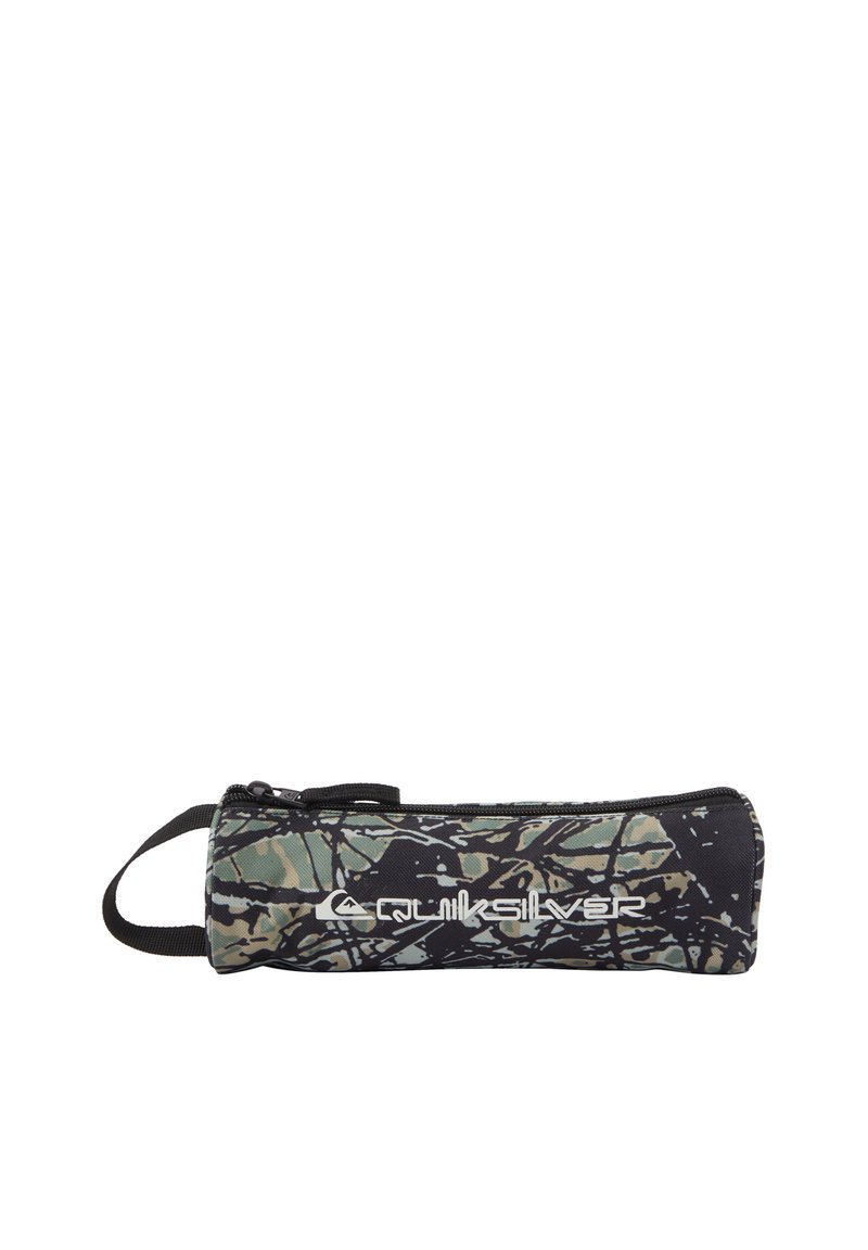 Pennenzak met een camouflagepatroon in groen en zwart. Voorzien van een ritssluiting en een klein handvat. Quiksilver-logo zichtbaar.
