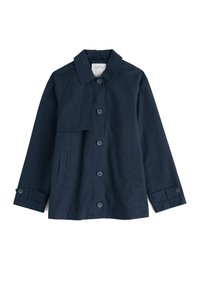 Granatowa kurtka zapinana na guziki z długimi rękawami, dwoma przednimi kieszeniami, regulowanymi mankietami oraz asymetrycznym klapem na prawym ramieniu.