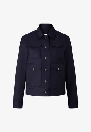 Námořnická modrá bunda s dlouhými rukávy, zapínáním na knoflíky, čtyřmi kapsami na klopu se zapínáním na patentky a klasickým límcem.