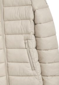 Helles beige Puffermantel mit gestepptem Textur, ausgestattet mit einer seitlichen Reißverschlusstasche und glatter Stoffoberfläche.