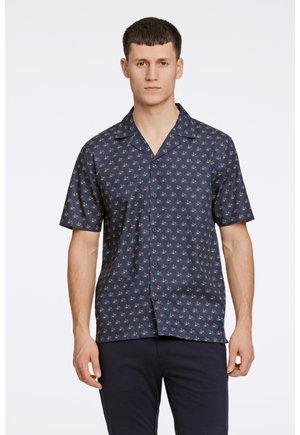 Camisa de botones de manga corta en azul oscuro con un patrón repetido de bicicletas en rojo, verde y amarillo. Hecha de una tela ligera, con diseño de cuello.