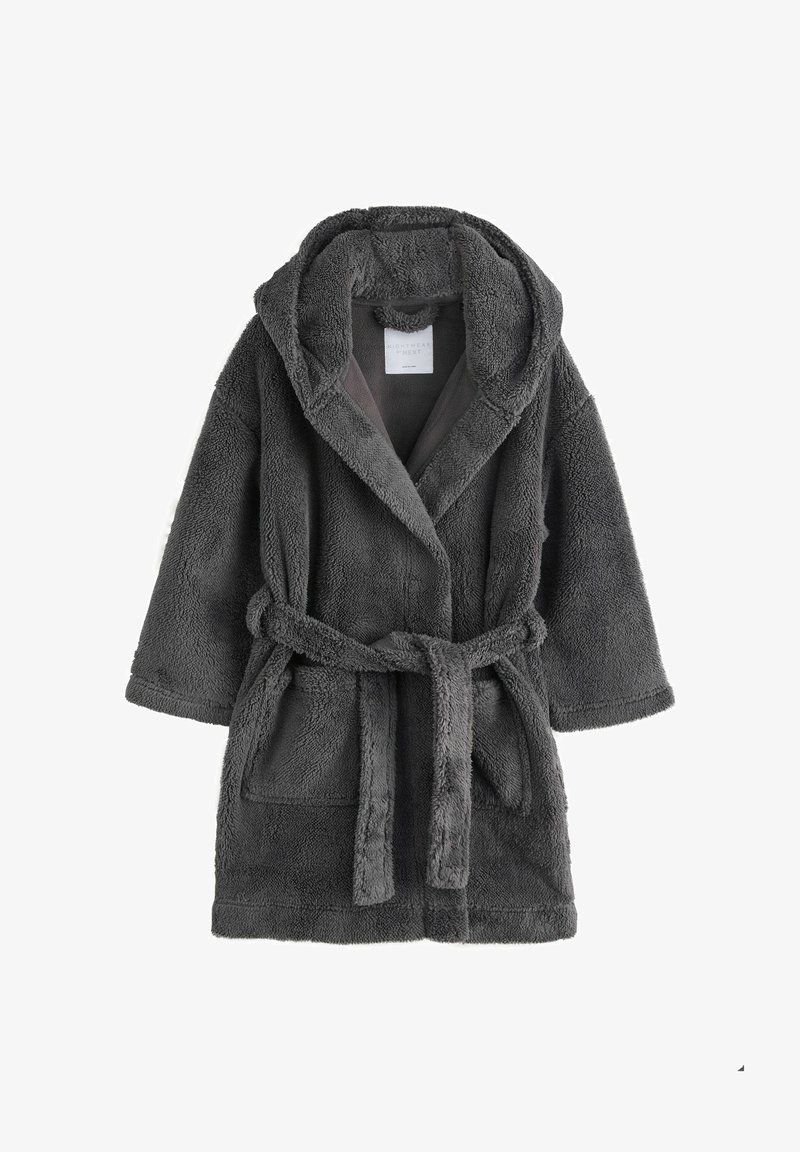 Grå hættebadekåbe lavet af blødt, tekstureret stof. Har en bundet talje, to frontlommer og en krave med et tykt, plyssedesign.