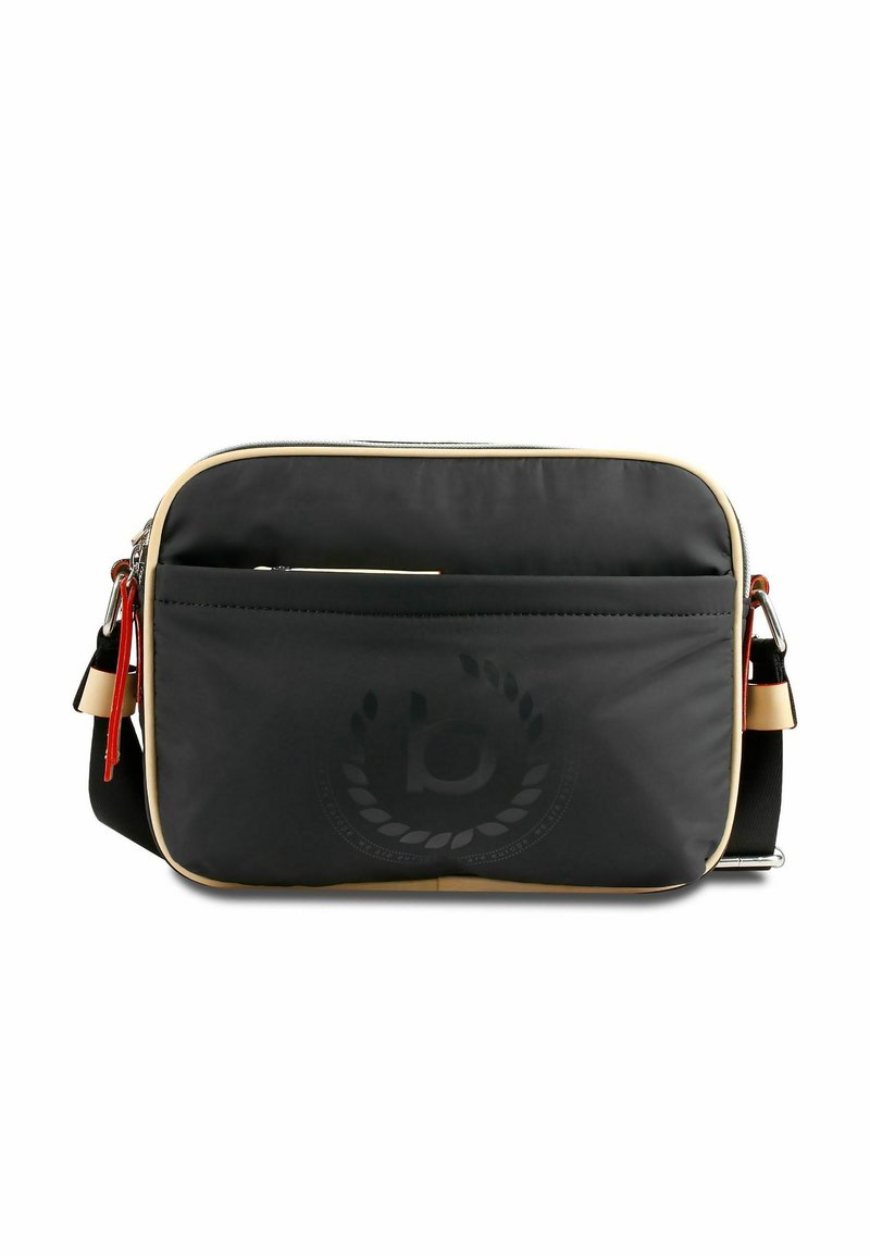 Schwarze synthetische Umhängetasche mit cremefarbenem Besatz, ausgestattet mit einer Fronttasche, Logodetail, verstellbarem Schulterriemen und rotem Reißverschlussanhänger.