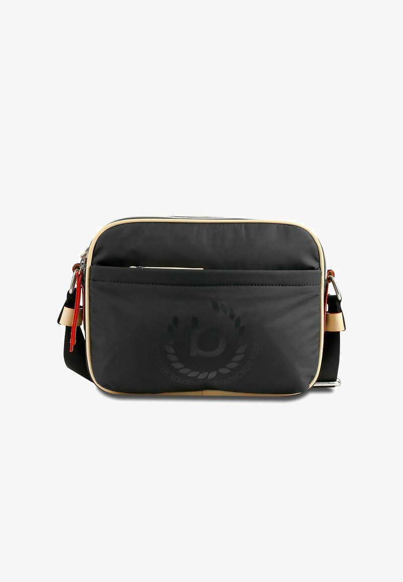 Schwarze synthetische Umhängetasche mit cremefarbenem Besatz, ausgestattet mit einer Fronttasche, Logodetail, verstellbarem Schulterriemen und rotem Reißverschlussanhänger.