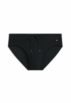 Sorte svømmebriefs til mænd med snøre foran og lille rød, hvid og blå logo på højre side.