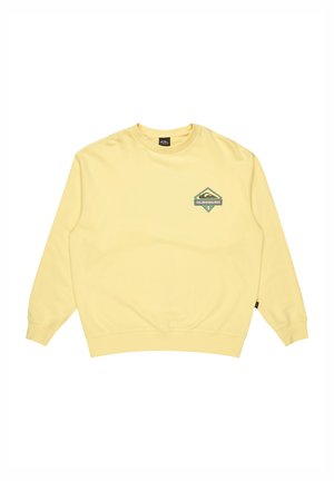 Gul sweatshirt med rund hals, långa ärmar och en rombformad grafik på vänster bröst som föreställer en bergdesign och logo.
