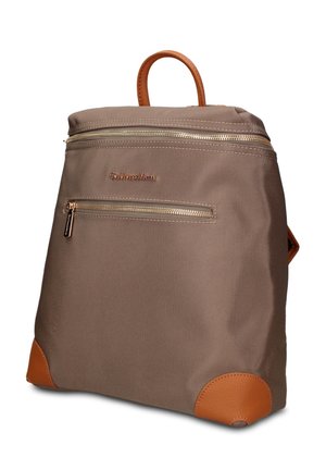 Sac à dos en tissu marron avec des coins en cuir beige, une poignée supérieure et deux fermetures éclair dorées visibles sur la poche avant et le compartiment principal.