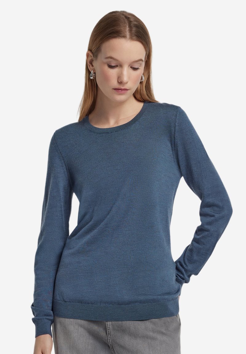 Blå långärmad tröja i mjukt stickat material, med rund halsringning och ribbade muddar och fåll. Slät yta med subtil glans.