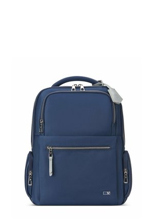 Sac à dos rectangulaire bleu marine avec plusieurs compartiments zippés, une poignée supérieure et un petit logo argenté en bas à droite sur le devant.