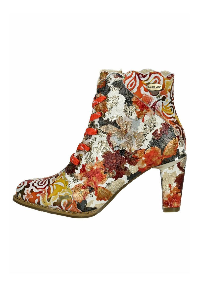 Botín de tacón alto colorido con un patrón floral, que presenta cordones rojos, acentos metálicos y un acabado brillante.