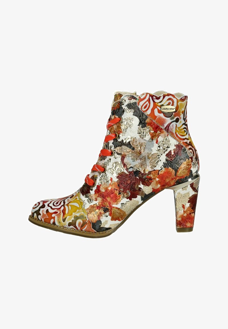 Botín de tacón alto colorido con un patrón floral, que presenta cordones rojos, acentos metálicos y un acabado brillante.