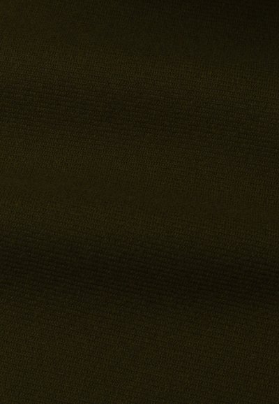 Textura de tecido malha verde-oliva escuro com pequenos laços consistentes e uma superfície macia, ligeiramente elevada.