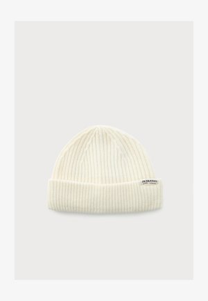 Kermanvärinen ribbiknitted pipo, jossa on käännetty resori ja pieni Jack & Jones Studio Collection -merkki resorissa.