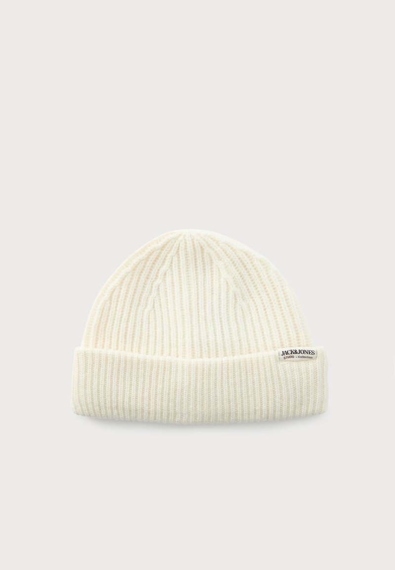 Kreemi värvi ribakudumiga beanie, millel on volditud serv ja väike Jack & Jones Studio Collection silt servas.