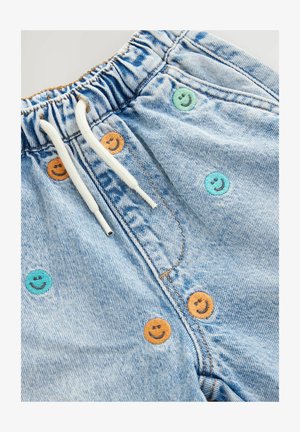 Denimske kratke hlače z elastičnim pasom, vrvico in pisanimi vezenimi nasmeški v oranžni, modri in zeleni barvi na svetlo modri tkanini.