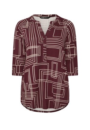 Bordeaux blouse met witte geometrische patronen, met een V-hals, driekwart mouwen en een gebogen zoom. Materiaal lijkt zacht en lichtgewicht te zijn.