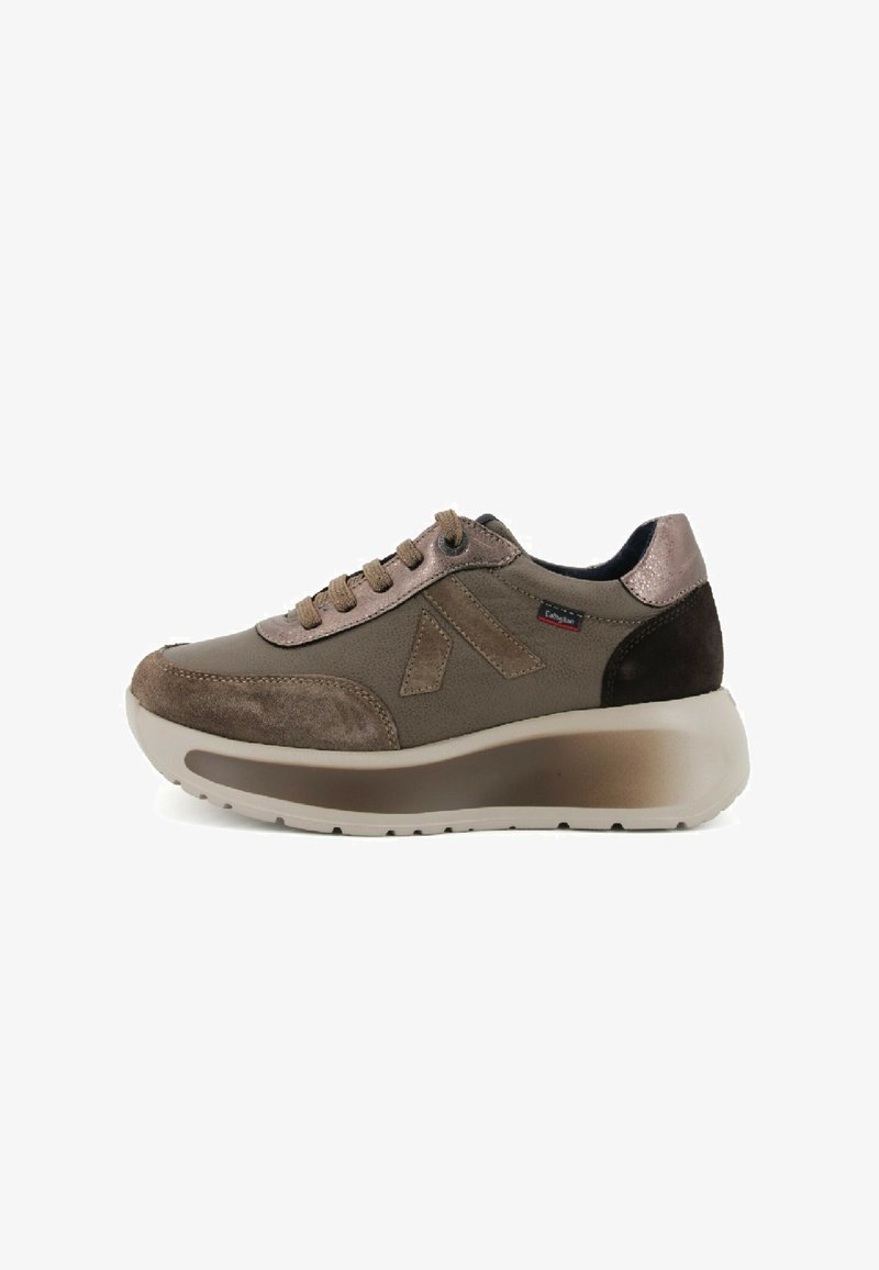 Sneaker sportivo marrone con un mix di suede testurizzato e pelle liscia. Presenta una punta arrotondata, suola rialzata e dettagli metallici sulla linguetta.