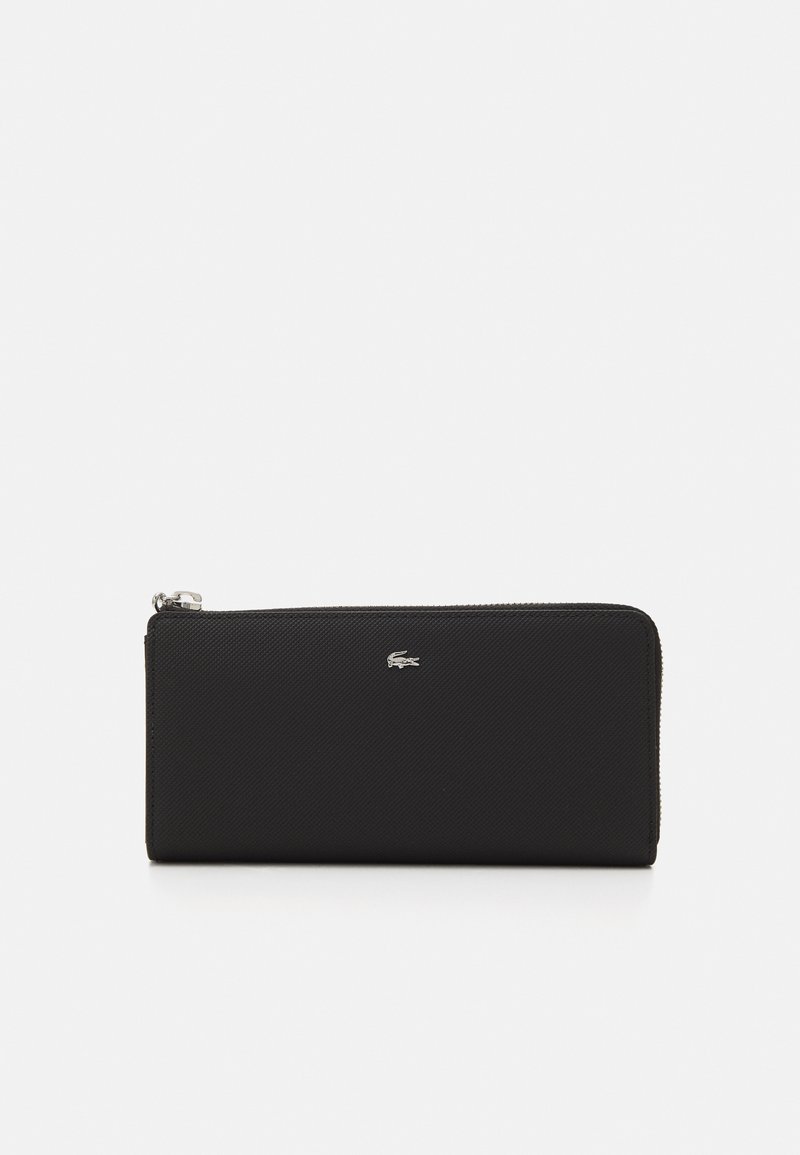 Juodas užtrauktuku užsidarantis piniginė, pagaminta iš tekstūruoto audinio, su sidabriniu "Lacoste" logotipu priekyje, turinti elegantišką stačiakampio formą.