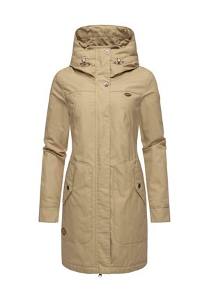 Veste imperméable beige avec un col haut, capuche à cordon, fermeture à boutons sur le devant, deux poches extérieures et un patch logo sur la poitrine.