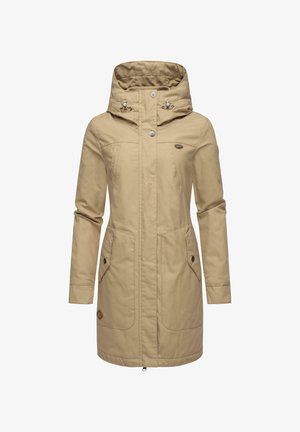 Beige waterdichte jas met een hoge kraag, capuchon met trekkoord, knoopsluiting aan de voorkant, twee buitenzakken en een logo op de borst.