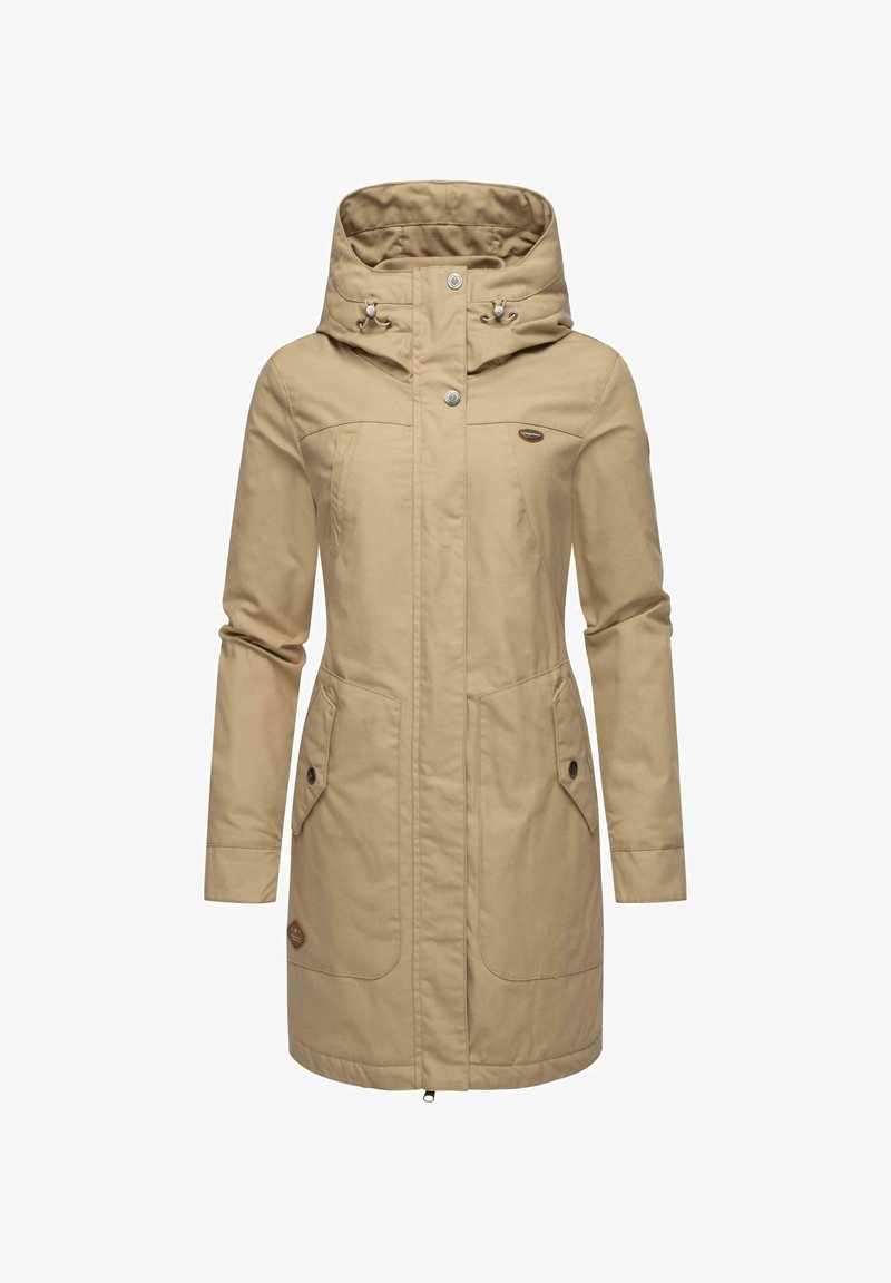 Beige vízálló dzseki magas gallérral, húzózsinóros kapucnival, elöl gombos záródással, két külső zsebbel és logóval ellátott folttal a mellkasán.