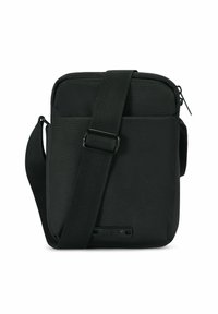Czarna torba na ramię wykonana z teksturowanej tkaniny, z zamknięciem na zamek, regulowanym paskiem i znakiem firmowym z przodu.