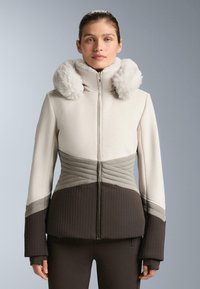 Damenjacke in Beige, Grau und Braun. Mit Kapuze aus Kunstpelz, strukturiertem Stoff, diagonalen Mustern und gerippten Akzenten an Bündchen und Saum.