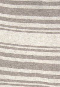 Rippstoff in abwechselndem hellbeige und taupefarbenen Streifen. Die Textur ist weich, mit einem einheitlichen Muster über die Oberfläche des Materials.