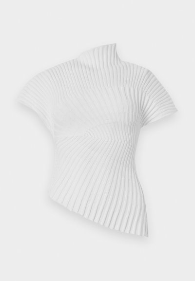 Haut blanc asymétrique en maille côtelée à manches courtes avec col montant et ourlet arrondi.