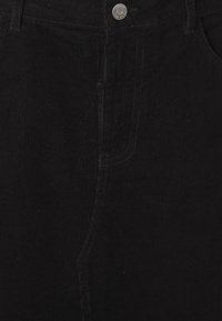 Pantalons en velours côtelé noir avec une texture à côtes verticales, dotés d'une fermeture à bouton en métal et d'un design classique à cinq poches.